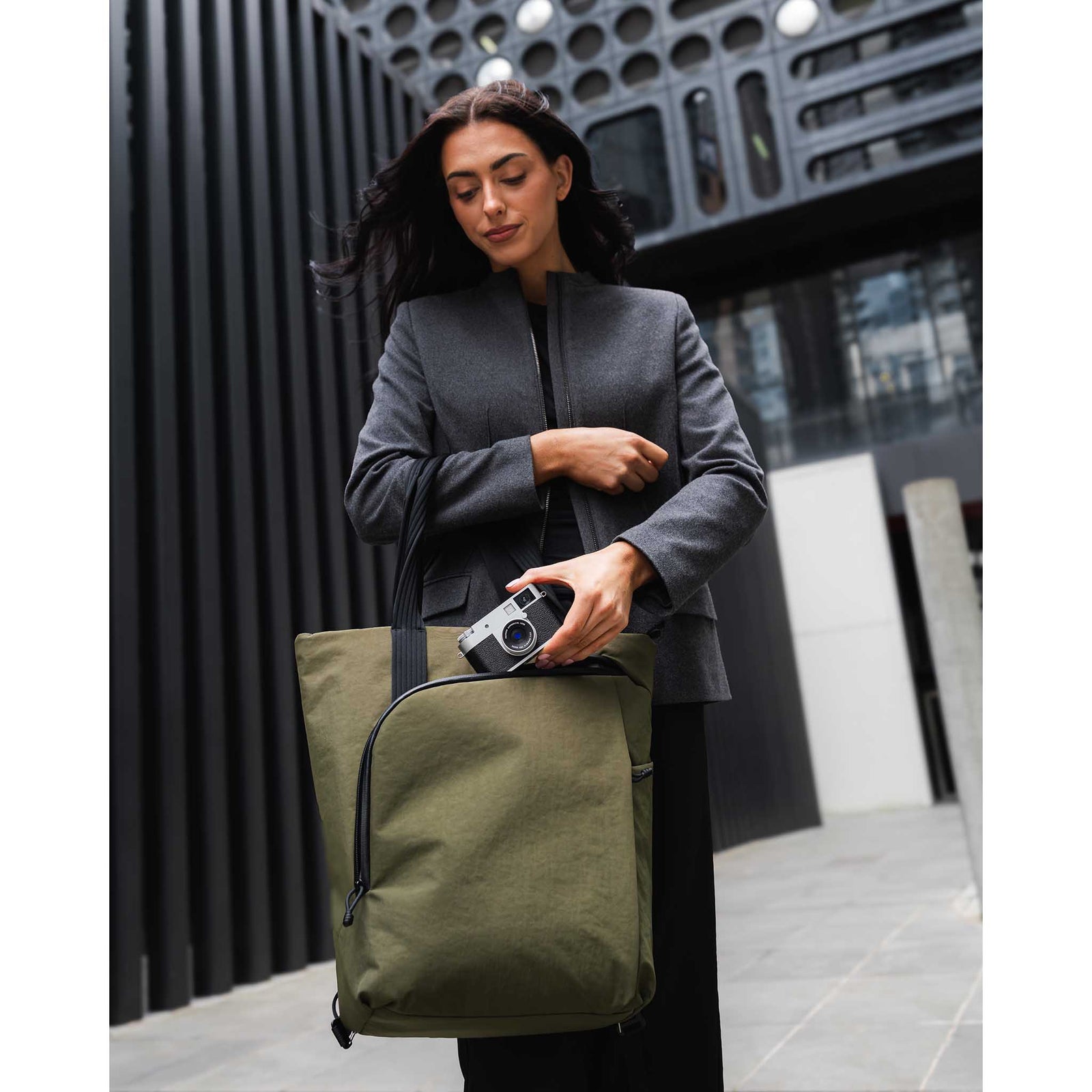 Flow Totepack Alpaka AA010850124 Tote Bags 14L / Black | Axoflux 400D Washed Nylon