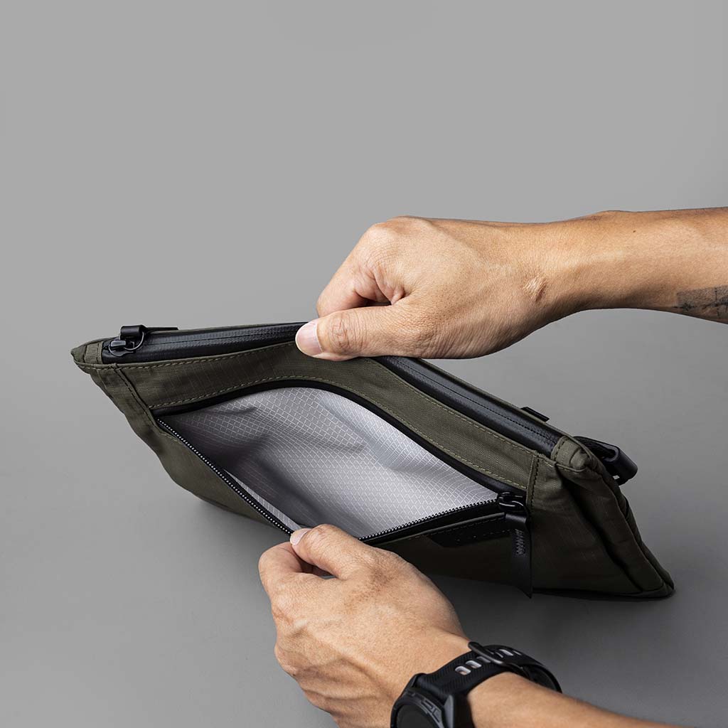 Zip Pouch Max v2 Alpaka AD010650518 Sling Bags 2L / Green | Axoflux 210D