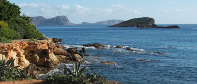 SUPing sur la côte nord accidentée d'Ibiza