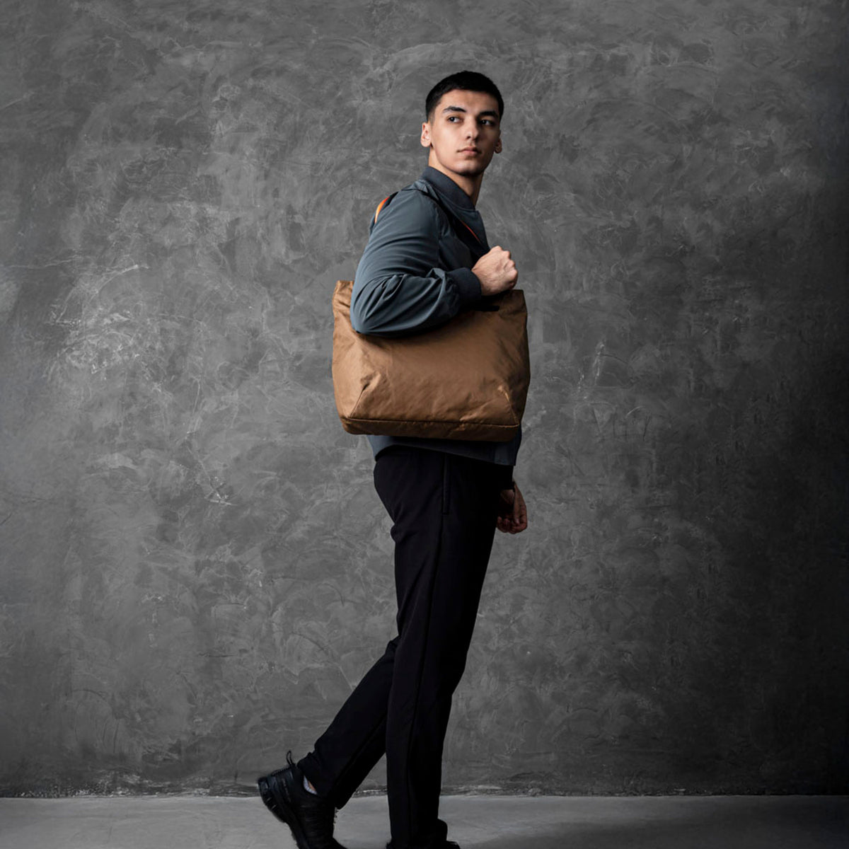 Elements Tote (M) Alpaka AA000370811 Tote Bags 14.5L / Coyote Brown/Orange | EPX400