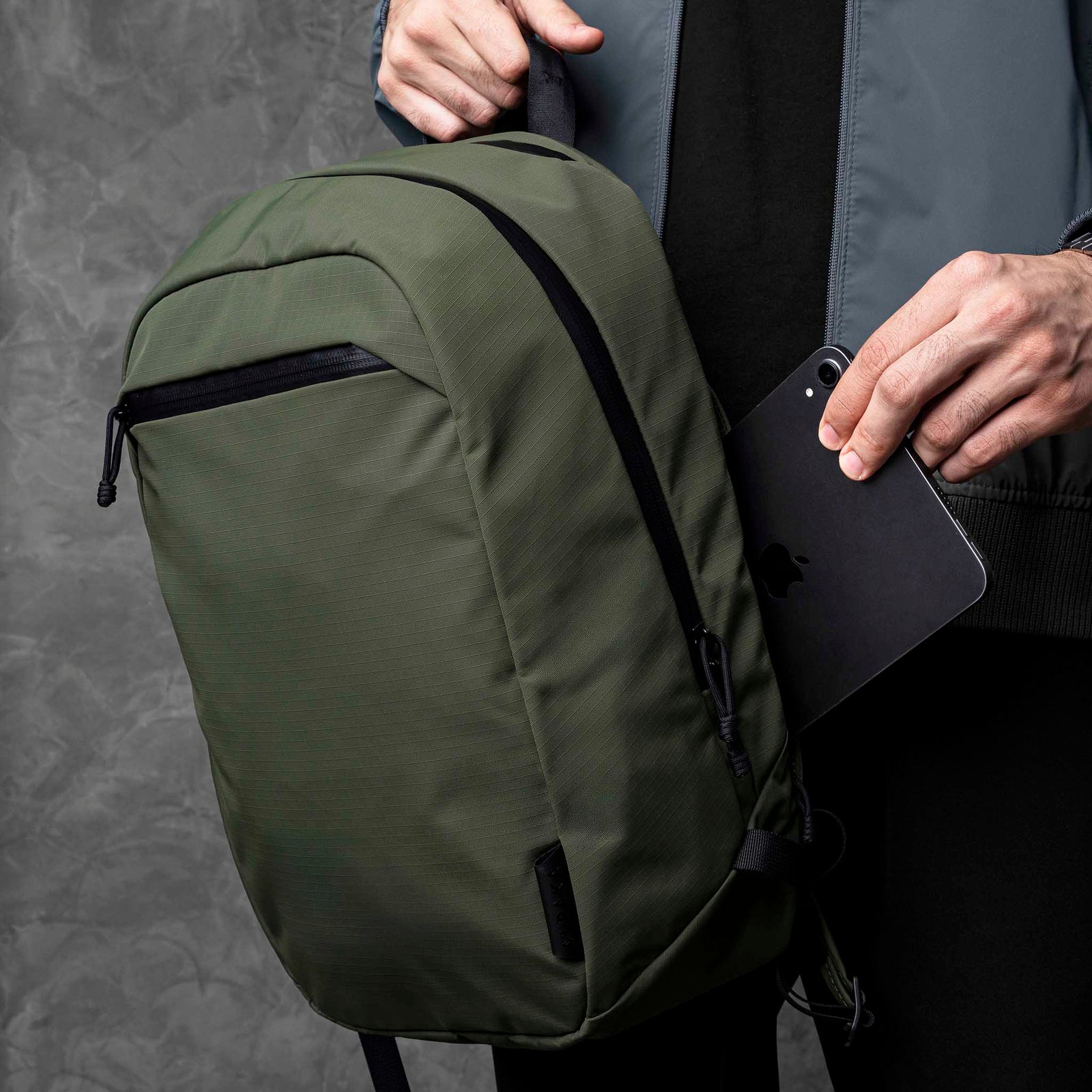 Essential Backpack 16L Alpaka AD010840518 Backpacks 16L / Green Axoflux 210D