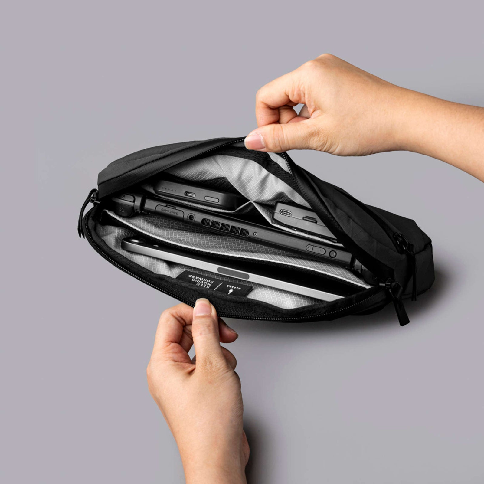 Flight Sling 2L Alpaka AA010460126 Sling Bags 2L / Black | Axogrid 210D