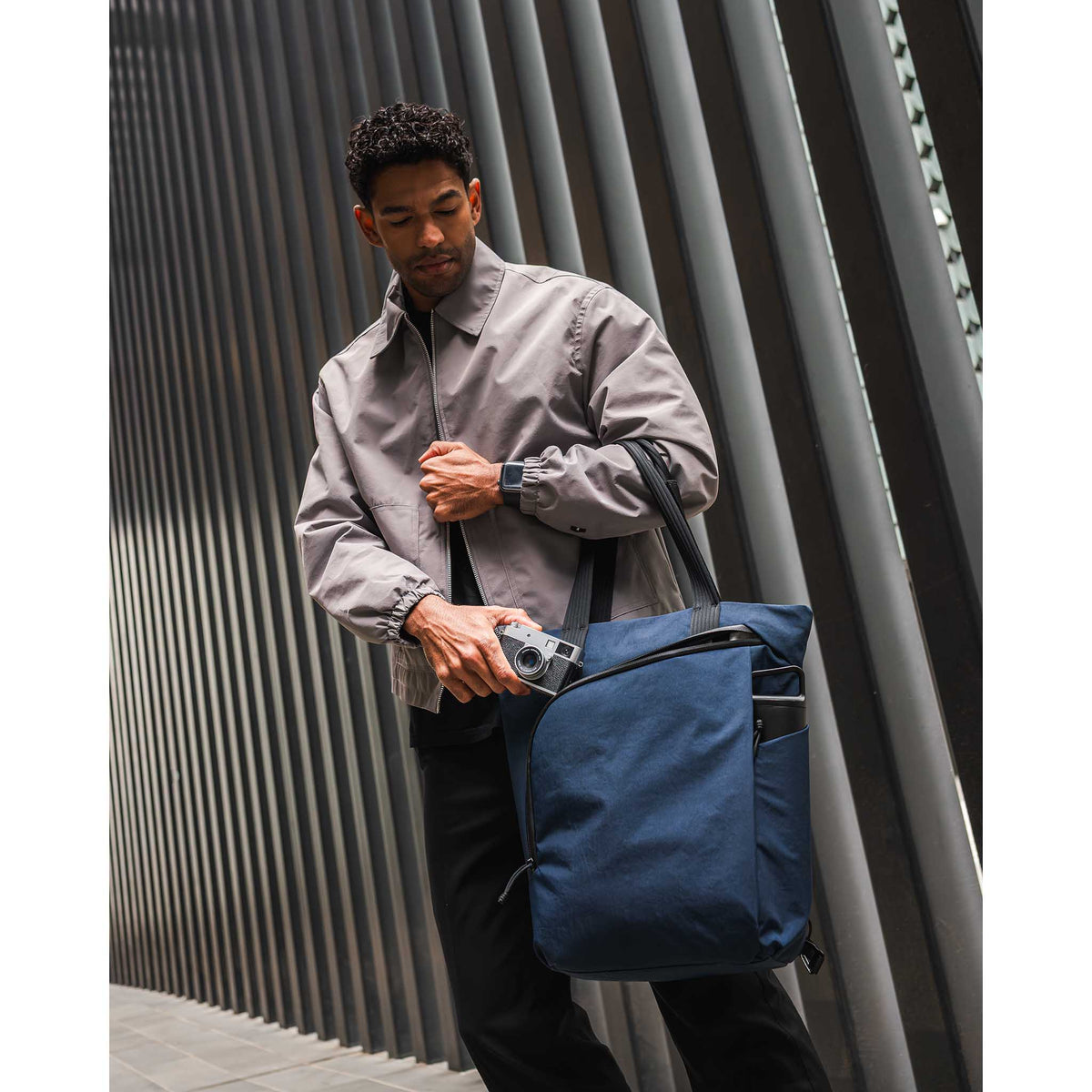 Flow Totepack Alpaka AA010850124 Tote Bags 14L / Black | Axoflux 400D Washed Nylon
