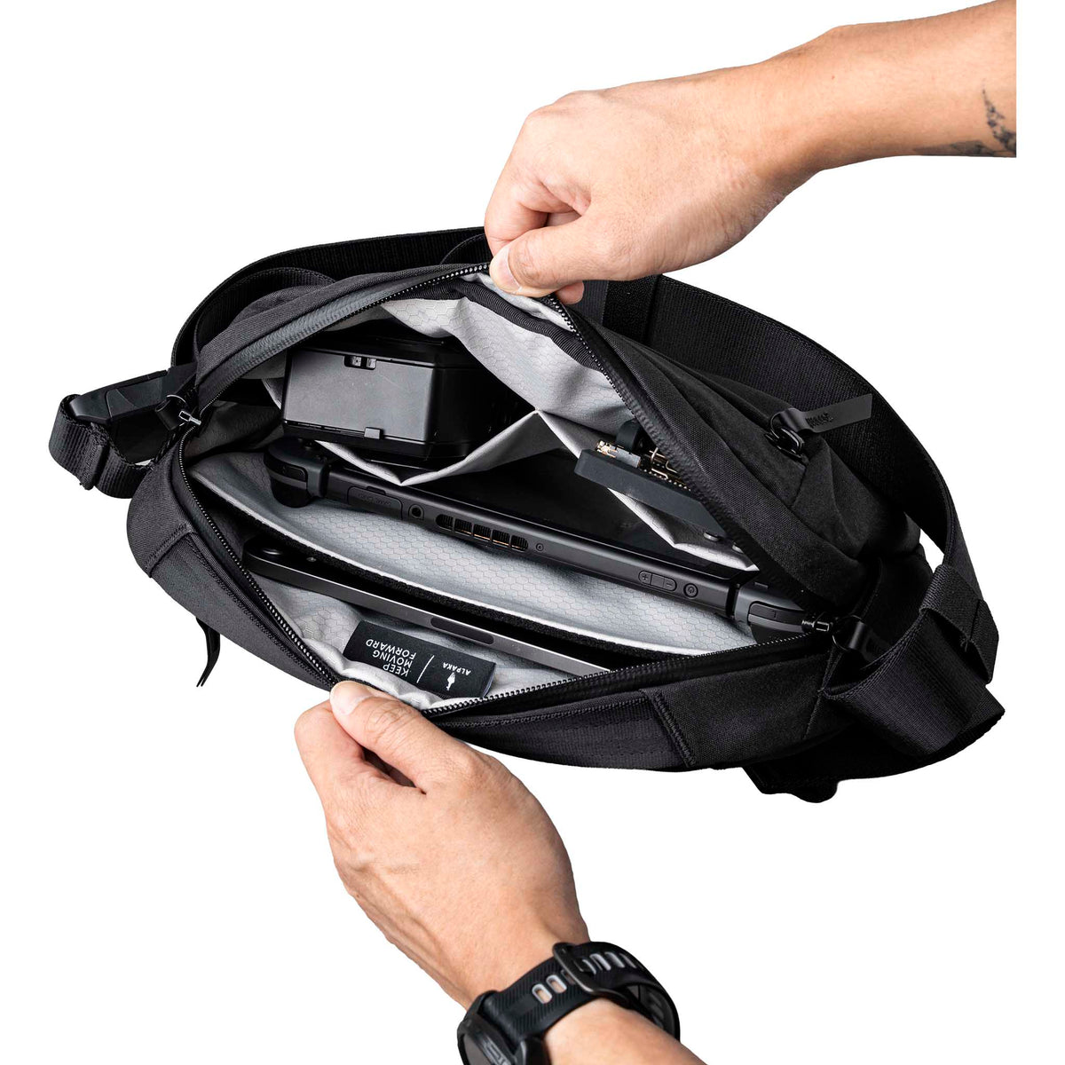 Go Sling Mini v2 Alpaka AA010600121 Sling Bags 5L / Black | Axoflux 300D