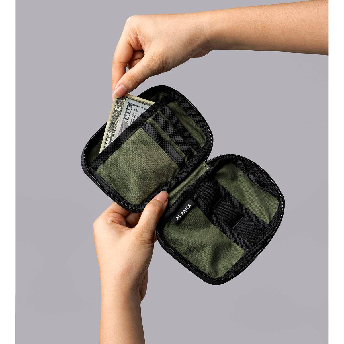 HUB Pouch V2 Alpaka AD010880518 Pouches One Size / Green | Axoflux 210D