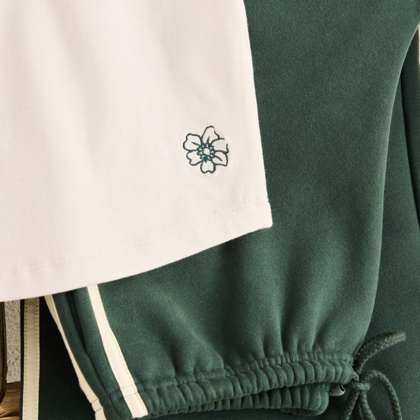 T-shirt à fleurs brodées | Femmes