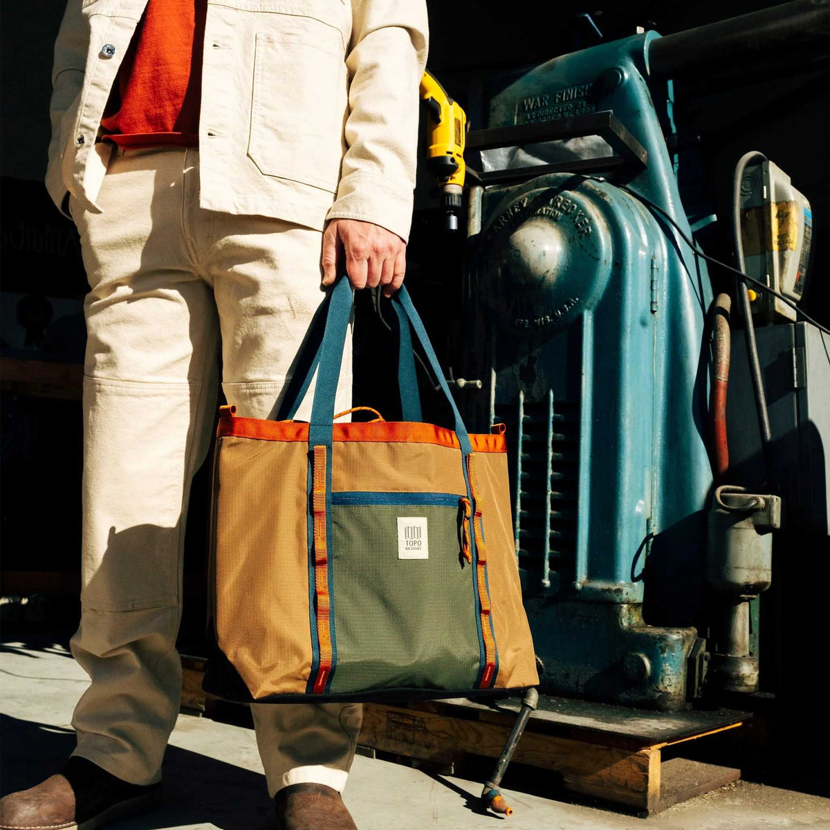 Mountain Utility Tote Topo Designs 932431315000 Gear Totes 33L / Olive/Dark Khaki
