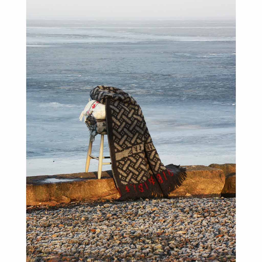 Futhark Wool Blanket Öjbro Vantfabrik OFUT05P130175 Blankets 130 x 220 cm / Black Multi